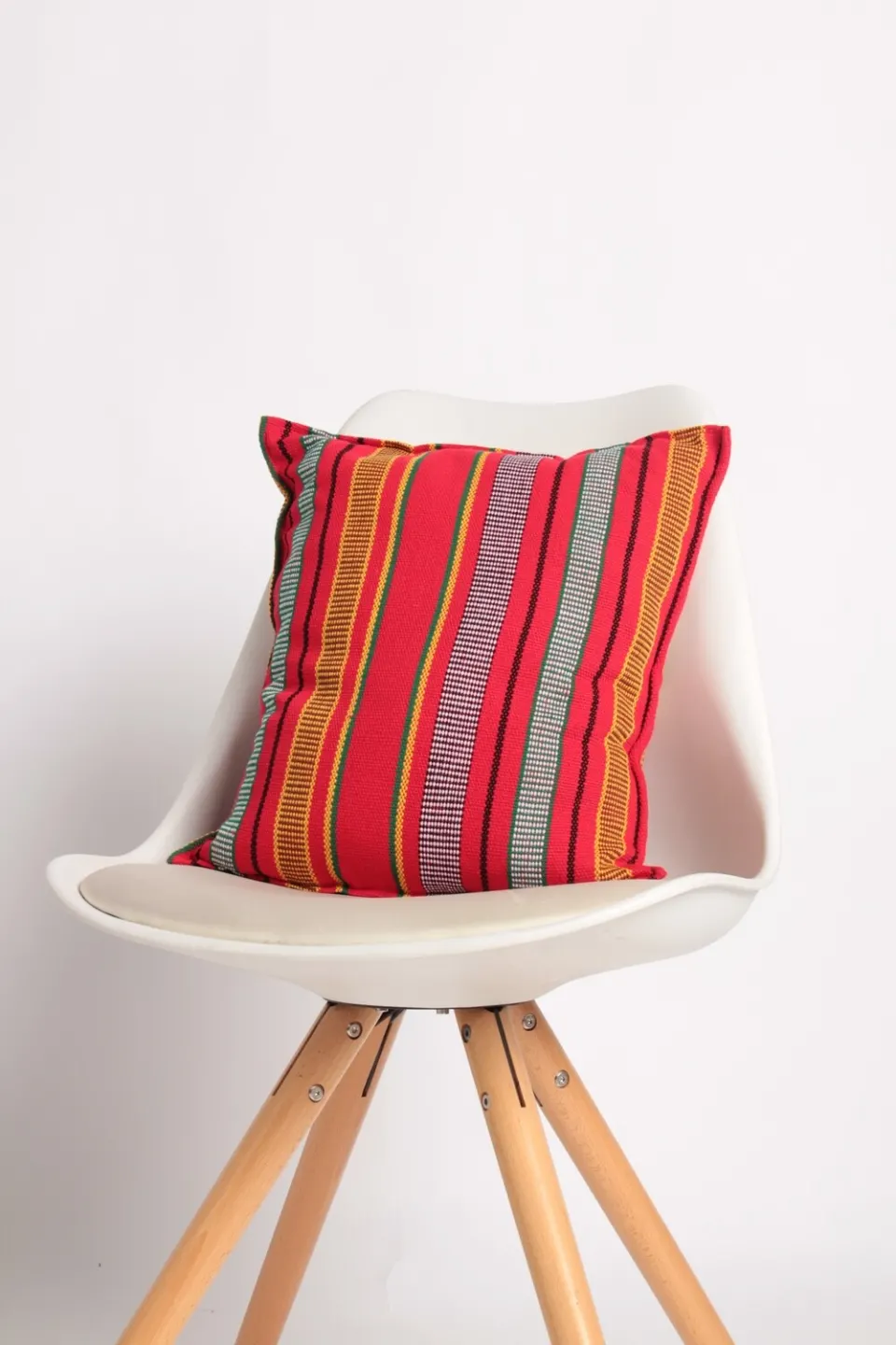 Paglaya Pillow in Rosas, image 2