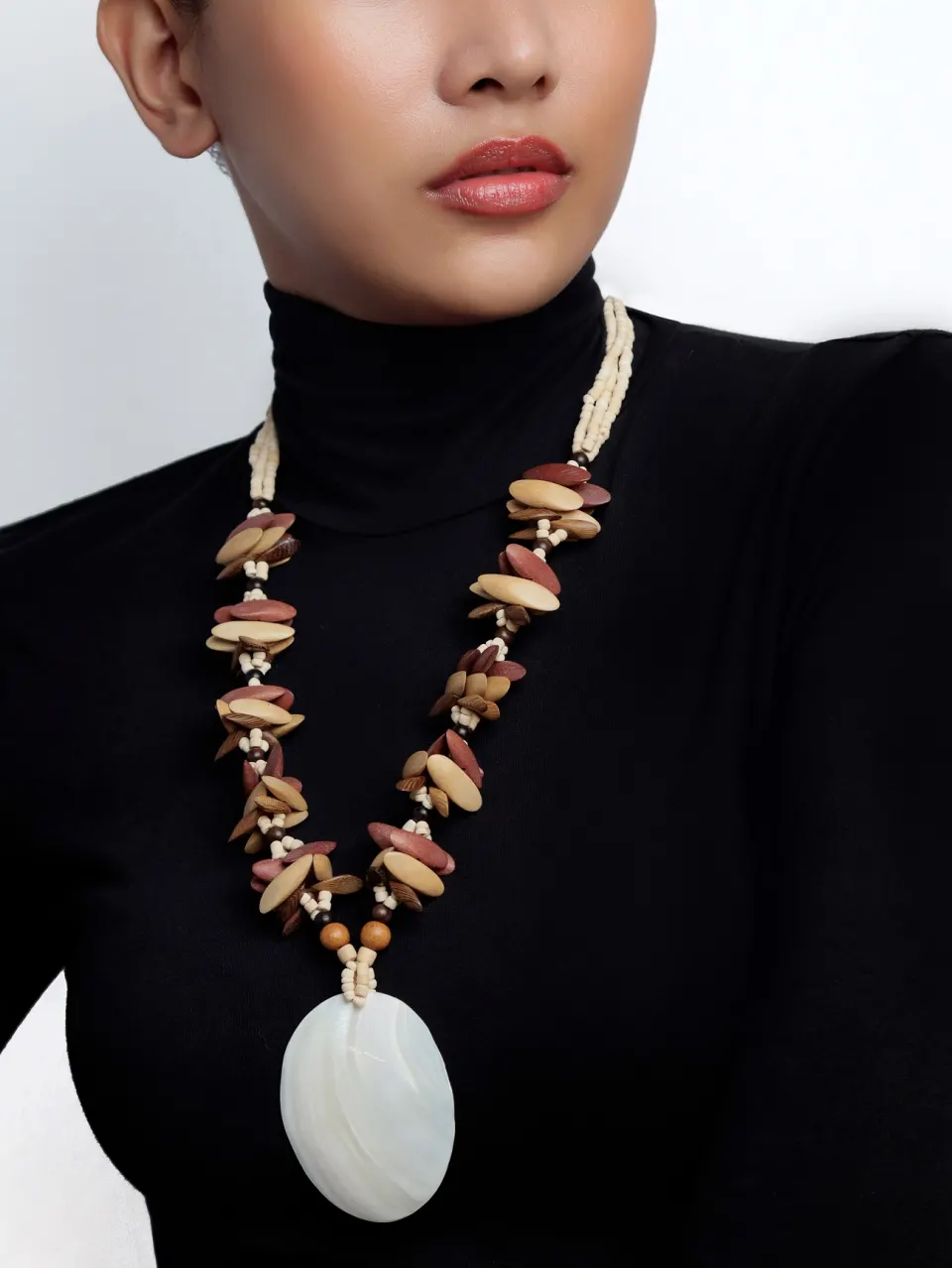 CABEBE OVAL W/ WOOD SIDE SLICE NECKLACE, image 2