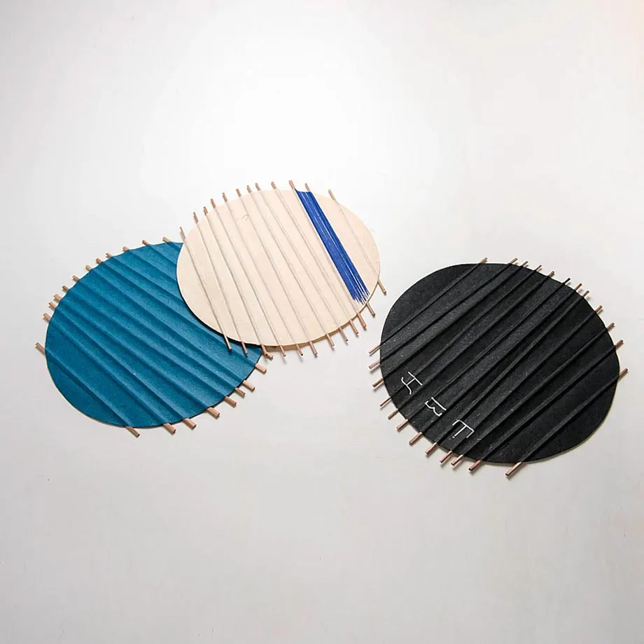Washable Paper Placemats (Natural with Blue Strip Round), image 2