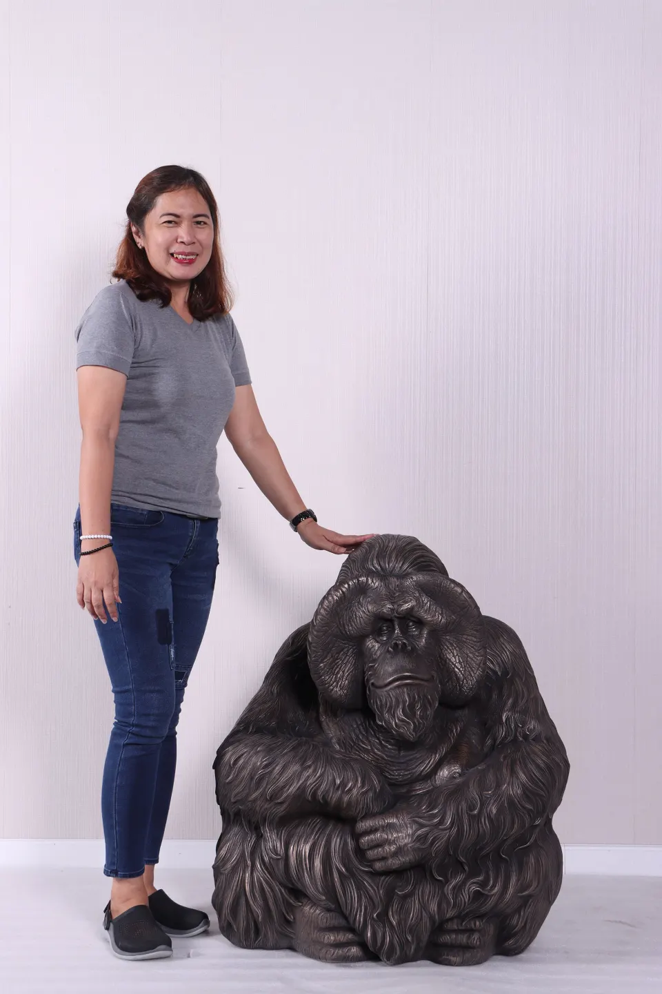 Sitting urangutan, image 6