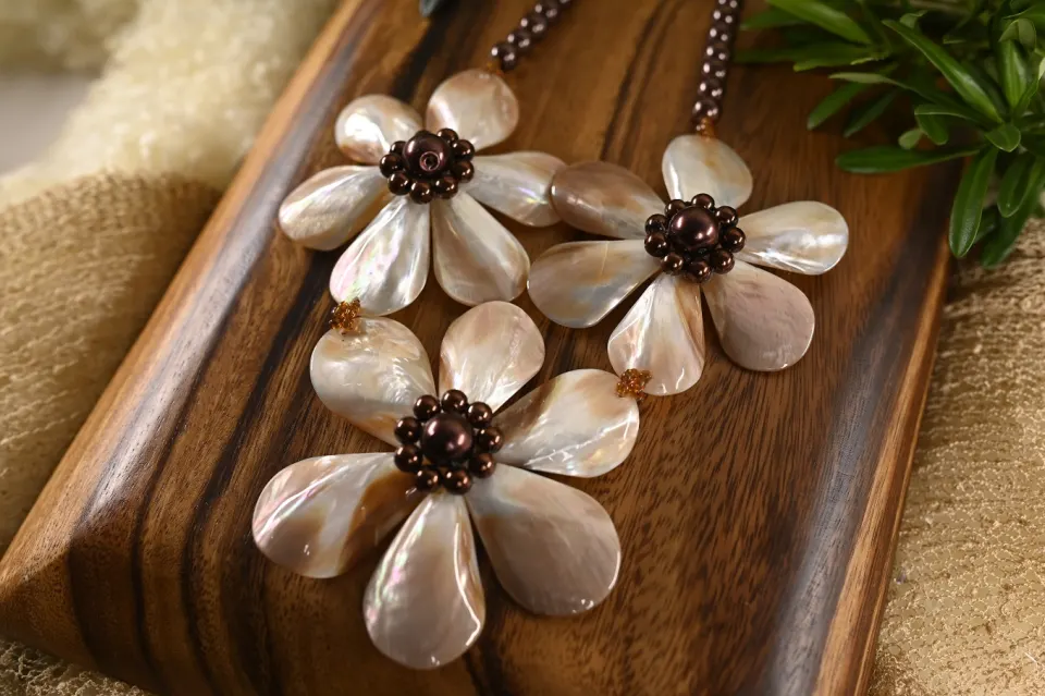 Brownlip 3 Flower Necklace, image 4