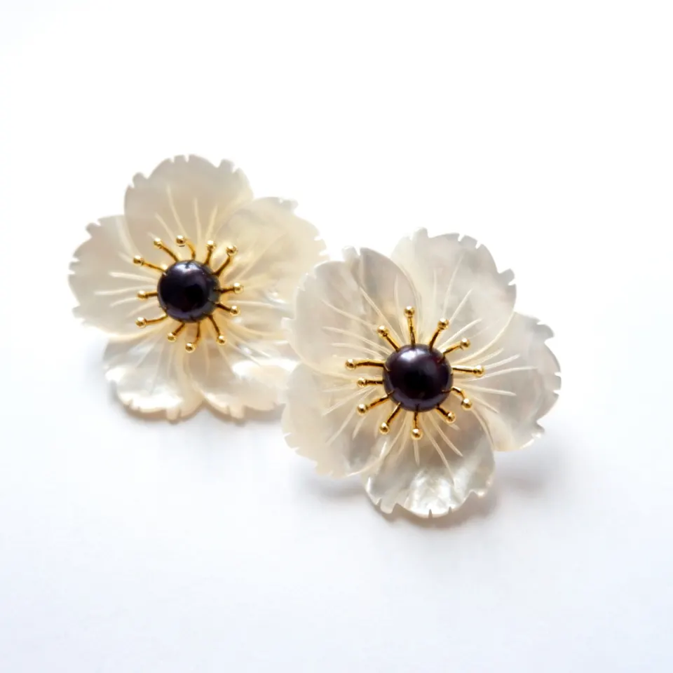 Belinda Classic Earrings | White with black pearl