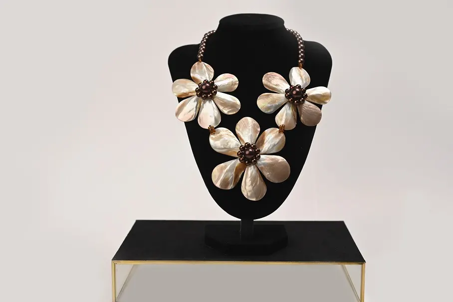 Brownlip 3 Flower Necklace, image 1