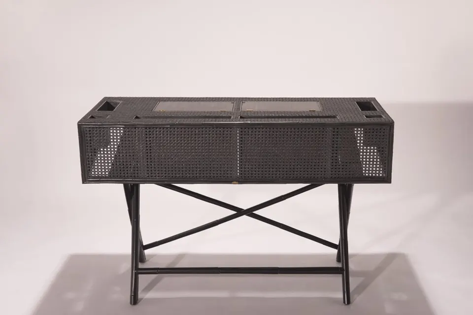 Desk 201, image 4