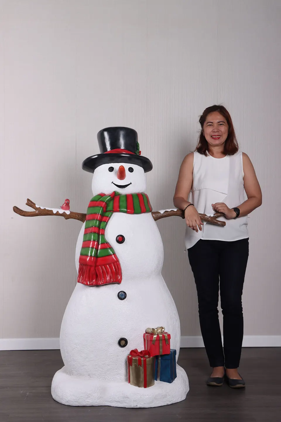 Snowman with gifts 5ft, image 4
