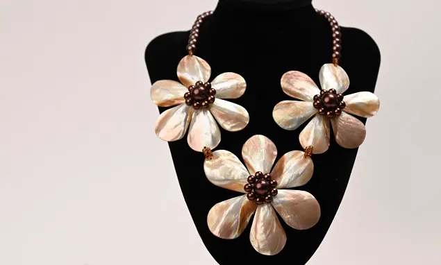 Brownlip 3 Flower Necklace, image 2